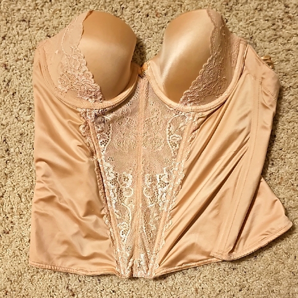 Elegant Lace Bustier in Cream - Picture 1 of 4